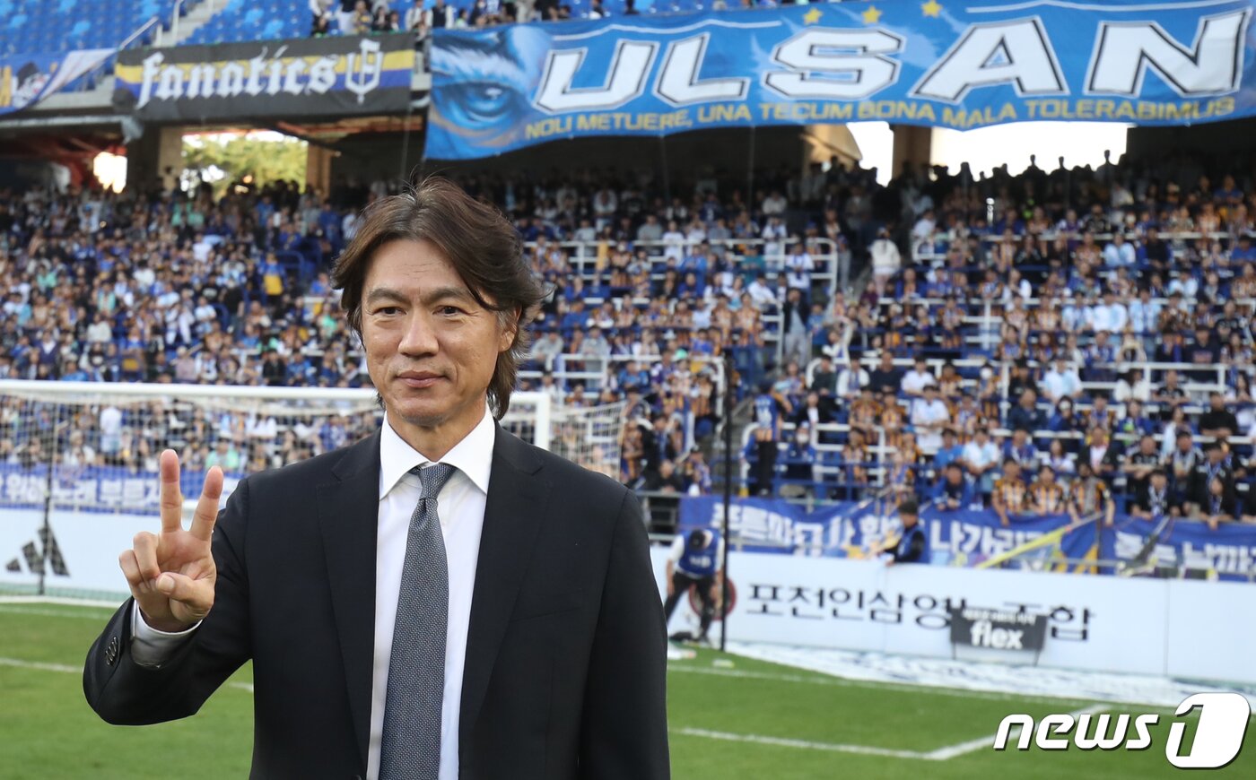 본문 이미지 - 홍명보 울산현대 감독이 29일 오후 울산 문수축구경기장에서 열린 프로축구 '하나원큐 K리그1 2023' 대구FC와의 경기에서 승리한 뒤 손가락으로 V자를 그리고 있다. 홍 감독은 이날 승리로 K리그 2연패를 확정지었다. 2023.10.29/뉴스1 ⓒ News1 조민주 기자