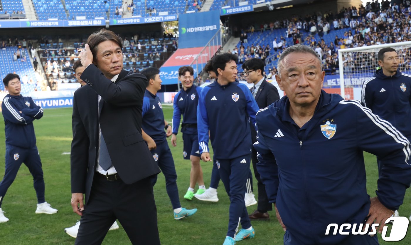 홍명보 울산현대 감독이 29일 오후 울산 문수축구경기장에서 열린 프로축구 &#39;하나원큐 K리그1 2023&#39; 대구FC와의 경기에서 승리한 뒤 머리를 쓸어넘기고 있다. 홍 감독은 이날 승리로 K리그 2연패를 확정지었다. 2023.10.29/뉴스1 ⓒ News1 조민주 기자