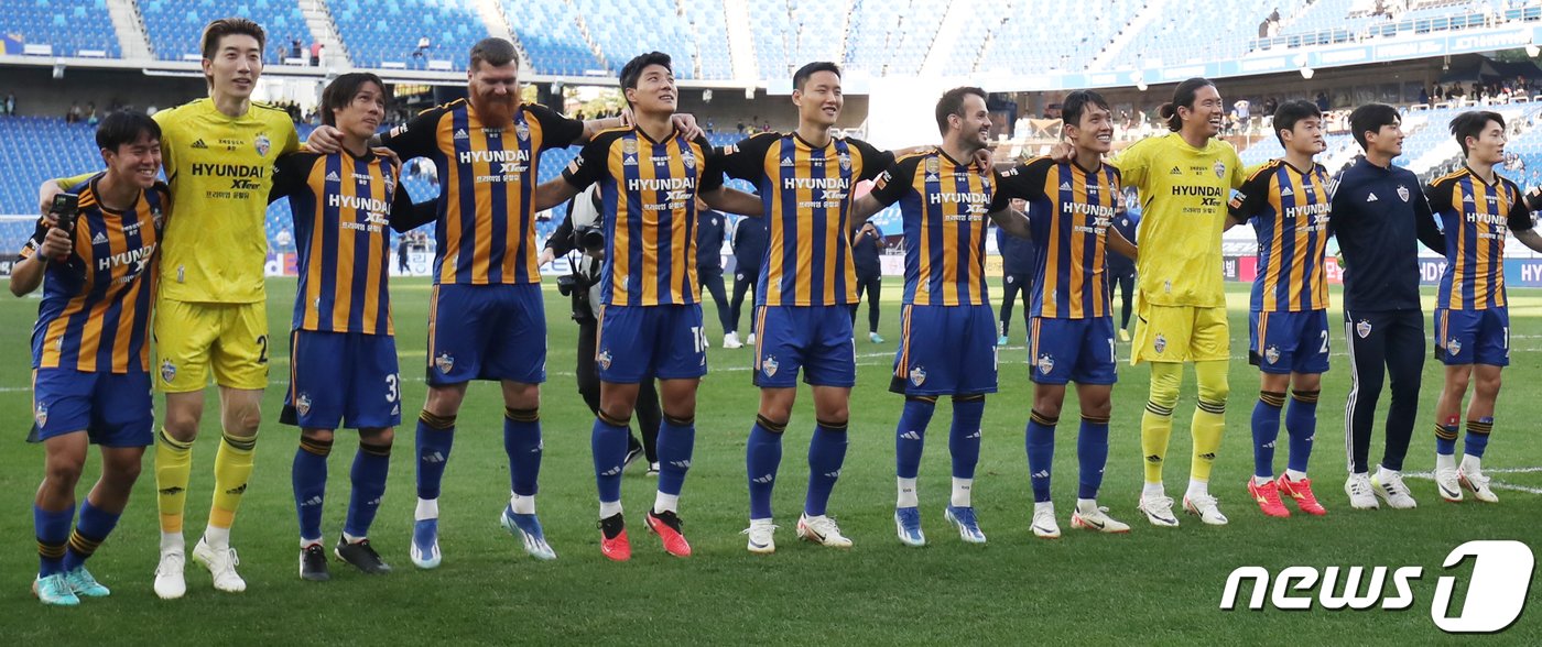 본문 이미지 - 울산현대FC 선수단이 29일 오후 울산 문수축구경기장에서 열린 프로축구 '하나원큐 K리그1 2023' 대구FC와의 경기에서 승리한 뒤 환호하고 있다. 울산현대는 이날 승리로 K리그1 2연패를 확정지었다. 2023.10.29/뉴스1 ⓒ News1 조민주 기자