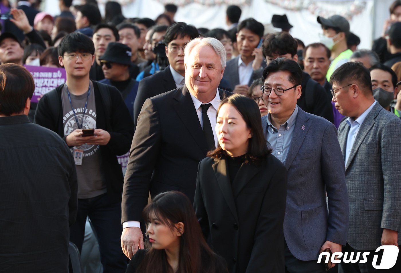 인요한 국민의힘 혁신위원장이 29일 오후 서울 중구 서울광장에서 열린 10·29 이태원 참사 1주기 시민추모대회 &#39;기억, 추모, 진실을 향한 다짐&#39;에 참석하고 있다. 2023.10.29/뉴스1 ⓒ News1 김민지 기자