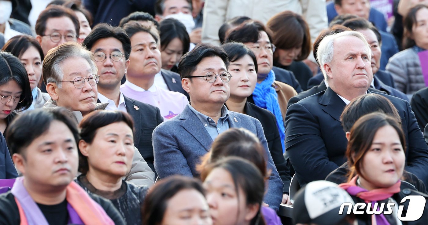 이재명 더불어민주당 대표&#40;왼쪽부터&#41;와 홍익표 원내대표, 인요한 국민의힘 혁신위원장이 29일 오후 서울 중구 서울광장에서 열린 10·29 이태원 참사 1주기 시민추모대회 &#39;기억, 추모, 진실을 향한 다짐&#39;에 참석해 있다. 2023.10.29/뉴스1 ⓒ News1 김민지 기자