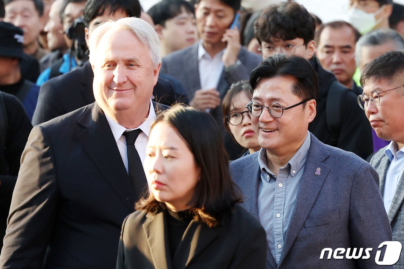 본문 이미지 - 인요한 국민의힘 혁신위원장과 홍익표 더불어민주당 원내대표가 29일 오후 서울 중구 서울광장에서 열린 10·29 이태원 참사 1주기 시민추모대회 '기억, 추모, 진실을 향한 다짐'에 참석하고 있다. 2023.10.29/뉴스1 ⓒ News1 김민지 기자