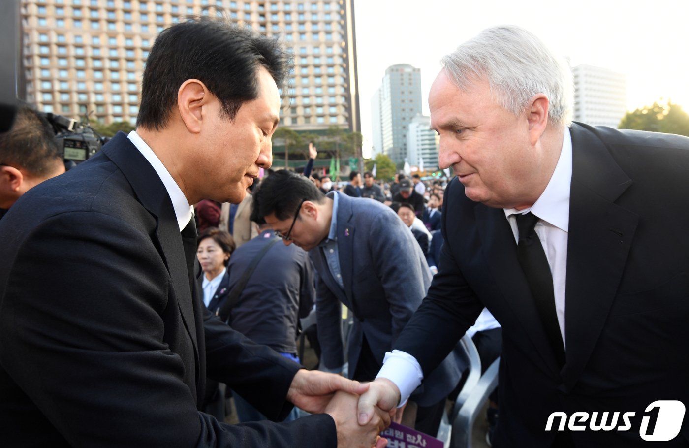 인요한 국민의힘 혁신위원장&#40;오른쪽&#41;과 오세훈 서울시장이 29일 오후 서울 중구 서울광장에서 열린 이태원 참사 1주기 시민추모대회에 참석해 인사를 나누고 있다.&#40;공동취재&#41; 2023.10.29/뉴스1 ⓒ News1 김민지 기자