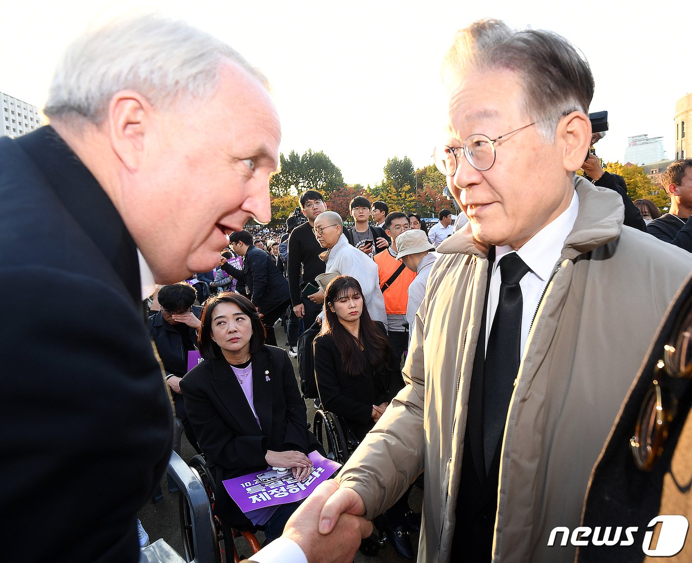 이재명 더불어민주당 대표&#40;오른쪽&#41;와 인요한 국민의힘 혁신위원장이 29일 오후 서울 중구 서울광장에서 열린 이태원 참사 1주기 시민추모대회에 참석해 인사를 나누고 있다.&#40;공동취재&#41; 2023.10.29/뉴스1 ⓒ News1 김민지 기자