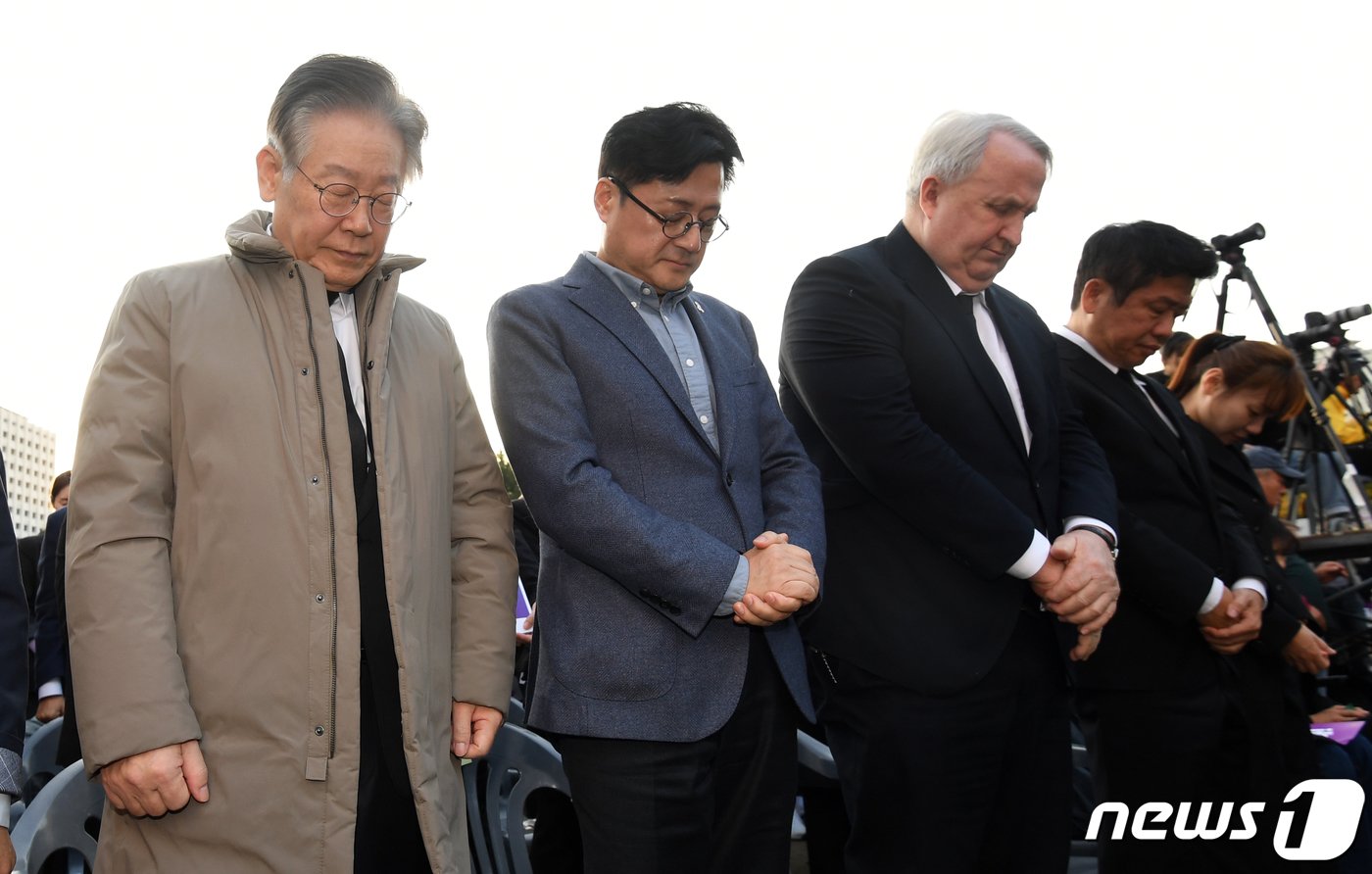 본문 이미지 - 이재명 더불어민주당 대표&#40;왼쪽부터&#41;와 홍익표 원내대표, 인요한 국민의힘 혁신위원장이 29일 오후 서울 중구 서울광장에서 열린 이태원 참사 1주기 시민추모대회에 참석해 희생자들을 기리며 묵념을 하고 있다.&#40;공동취재&#41; 2023.10.29/뉴스1 ⓒ News1 김민지 기자