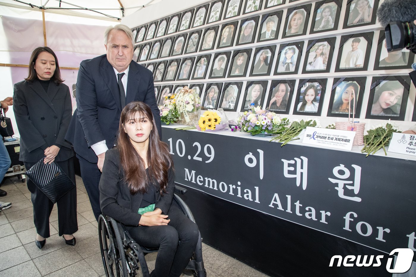 인요한 국민의힘 비상대책위원장이 29일 오후 서울 중구 서울광장에서 열린 10.29 이태원참사 1주기 시민추모대회에 참석해 박소연·이소희 혁신위원들과 함께 합동분향소를 찾아 헌화하고 있다.&#40;공동취재&#41; 2023.10.29/뉴스1 ⓒ News1 김민지 기자