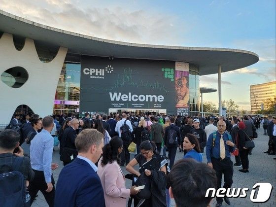 본문 이미지 - CPHI 참가자들이 행사장 입구에서 행사 시작을 기다리고 있다.20231024/뉴스1 ⓒ News1 황진중 기자
