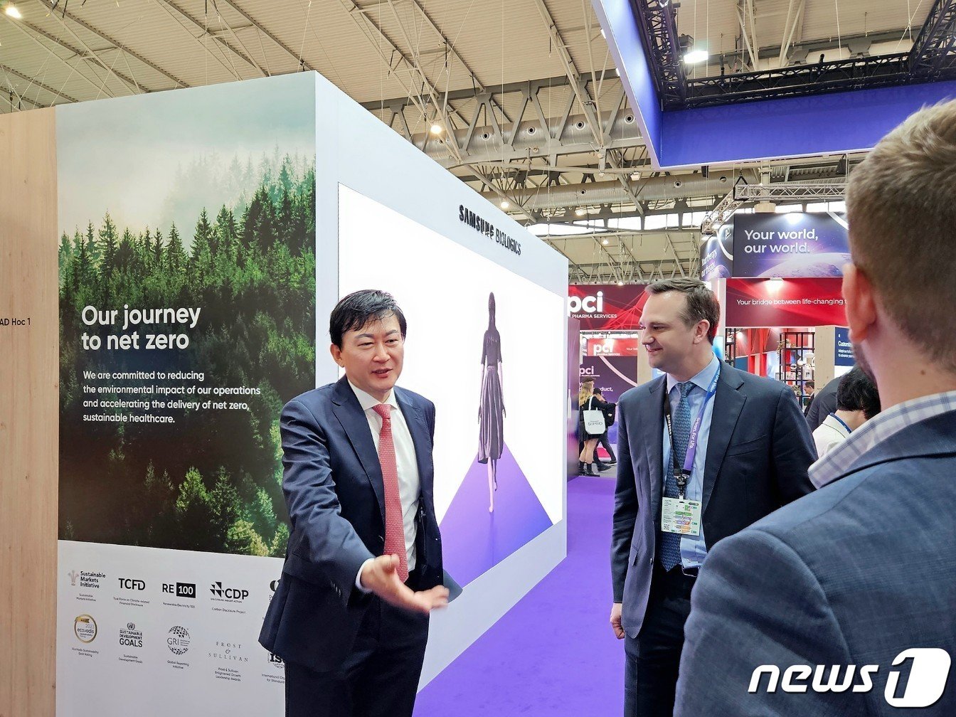 본문 이미지 - 존 림 삼성바이오로직스 대표가 부스에 방문한 고객사 관계자에게 경쟁력을 소개하고 있다.(삼성바이오로직스 제공)