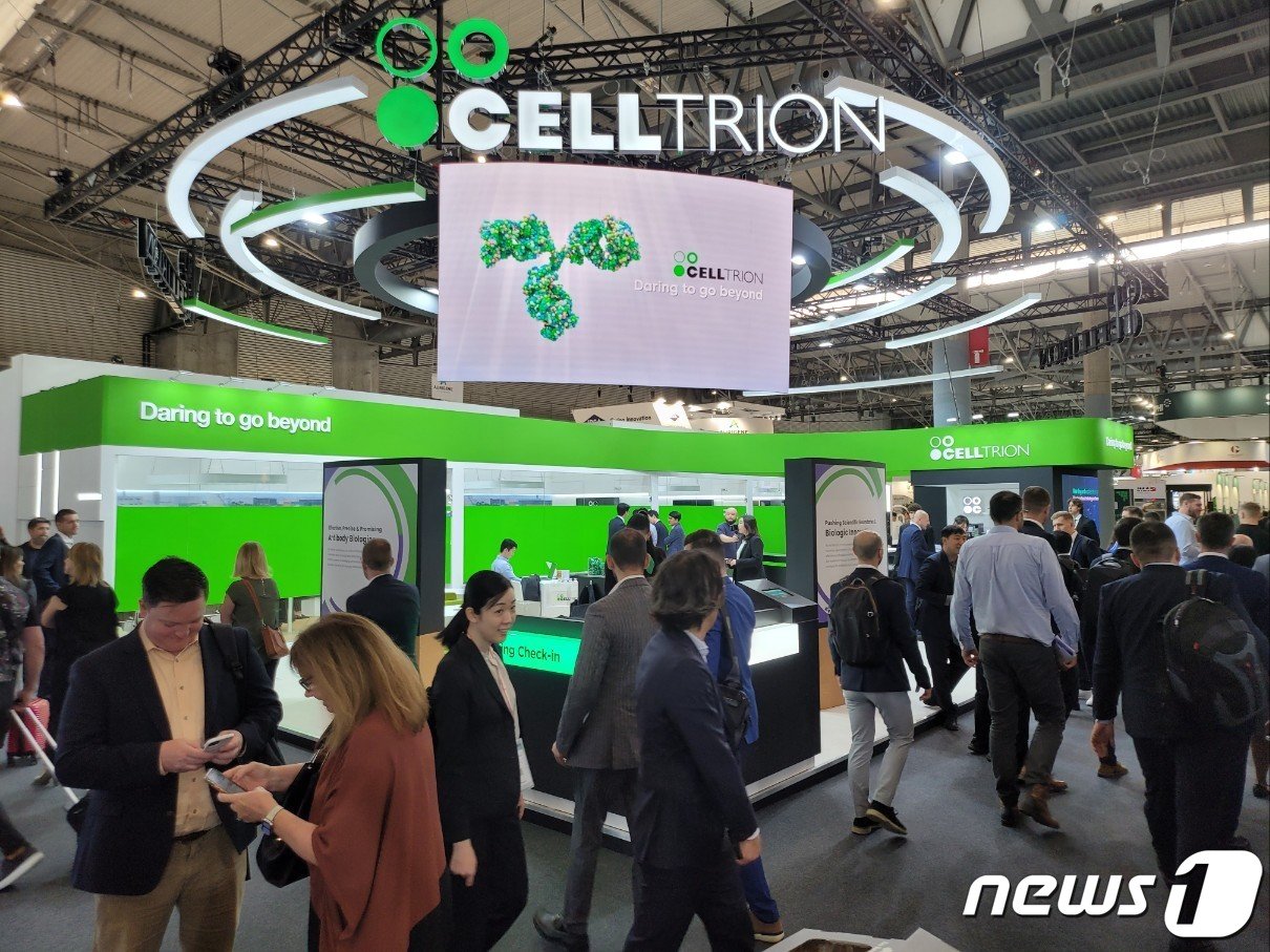 본문 이미지 - 셀트리온 CPHI 전시부스에 업계 관계자들이 관심을 보이고 있다.20231024/뉴스1 ⓒ News1 황진중 기자