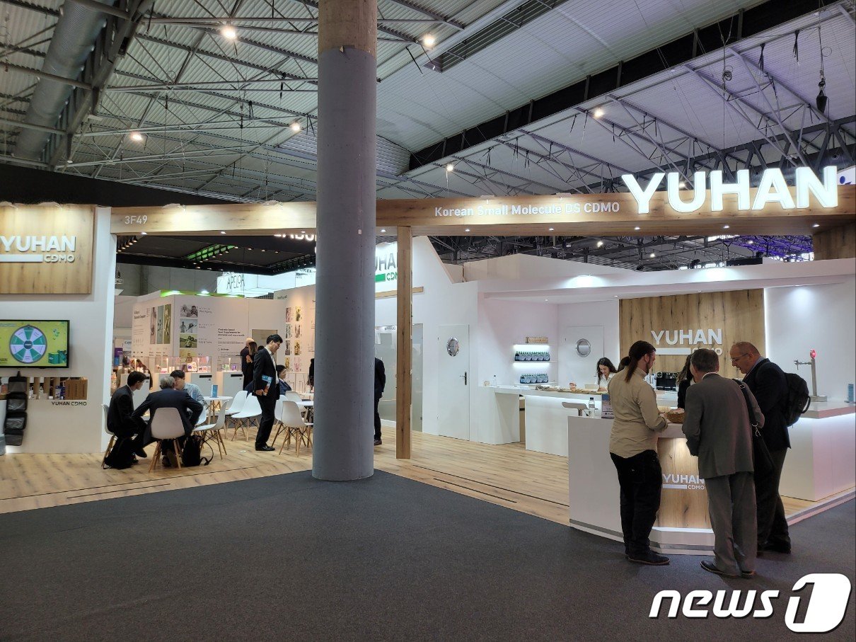 본문 이미지 - 유한양행이 스페인 바로셀로나에서 열린 CPHI에 설치한 부스에 제약바이오 산업 관계자들이 방문하고 있다.231026/뉴스1 ⓒ News1 황진중 기자