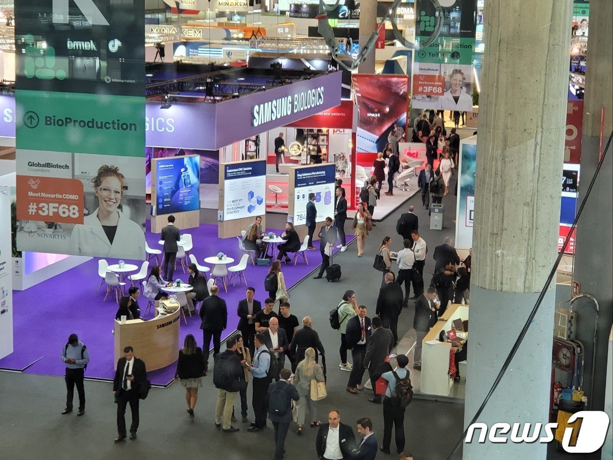 본문 이미지 - CPHI 참가자들이 삼성바이오로직스 부스에 관심을 보이고 있다.20231024/뉴스1 ⓒ News1 황진중 기자