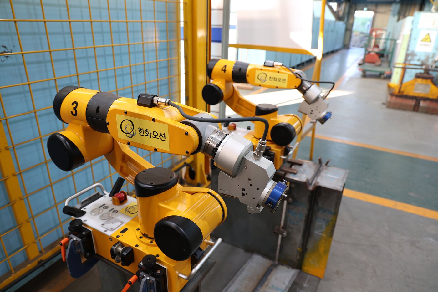 본문 이미지 - 한화오션 탑재론지 용접로봇(한화오션 제공).