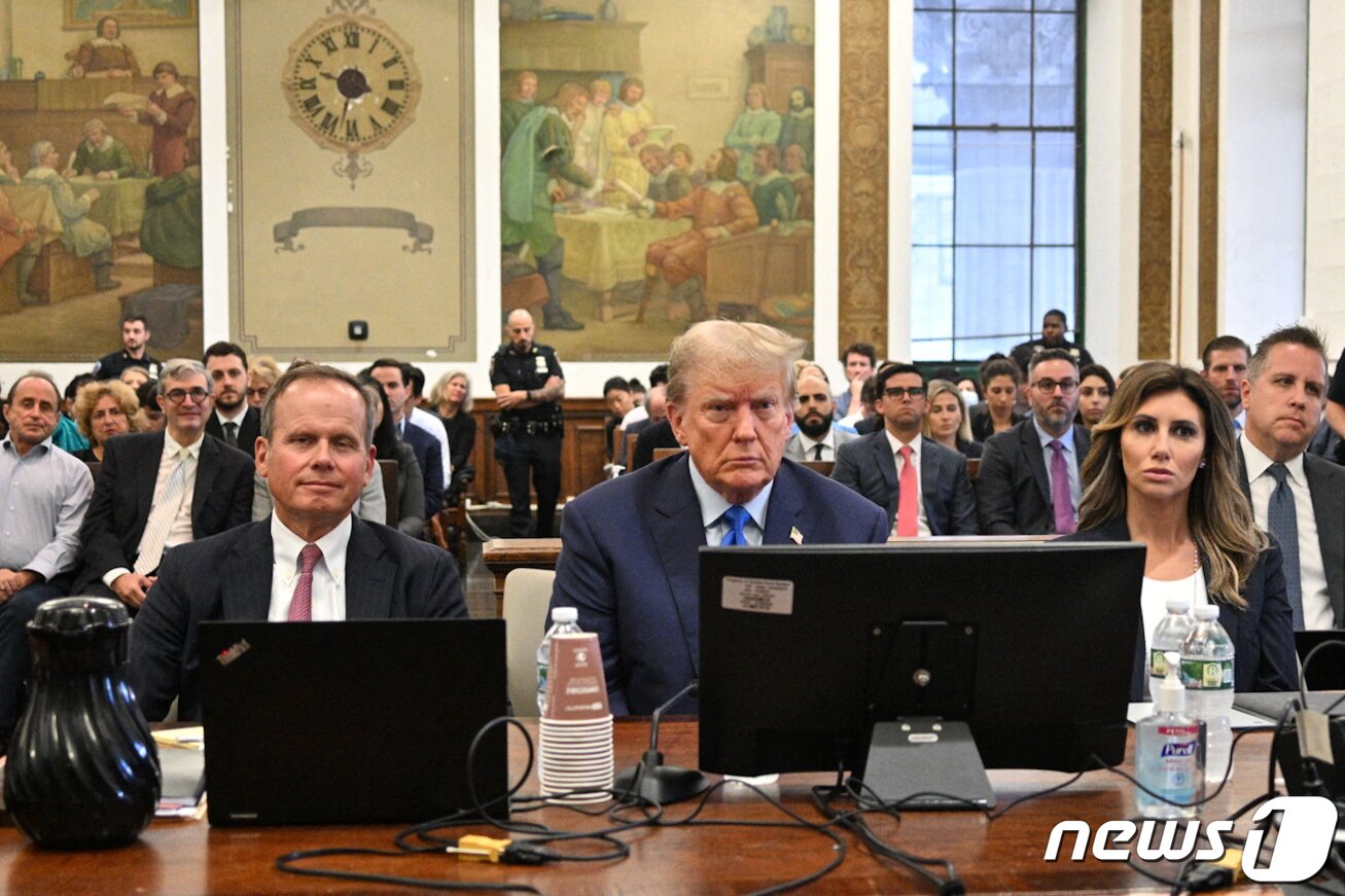 본문 이미지 - 도널드 트럼프 전 미국 대통령이 2일(현지시간) 미 뉴욕시 맨해튼지방법원에서 열린 민사 사기 사건 재판에 출석해 법정에 앉아 있다. ⓒ 로이터=뉴스1 ⓒ News1 김현 특파원