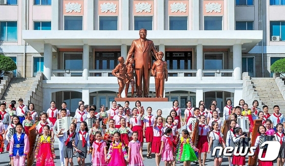 북한 평양학생소년궁전 창립 60돌… "밝고 창창한 조국의 미래"