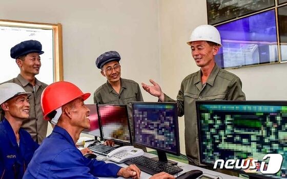 종업원 고무하는 북한 시멘트공장 당 일꾼… 