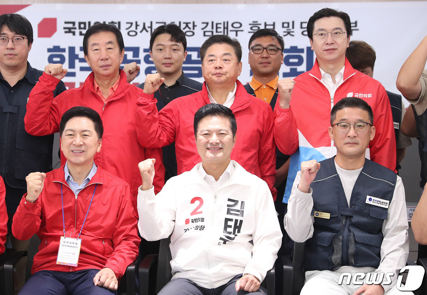 (서울=뉴스1) 임세영 기자 = 김기현 국민의힘 대표, 김태우 서울 강서구청장 후보 및 참석자들이 3일 오전 서울 강서구 대방빌딩 대강당에서 열린 국민의힘·한국공항공사 자회사 전국 …