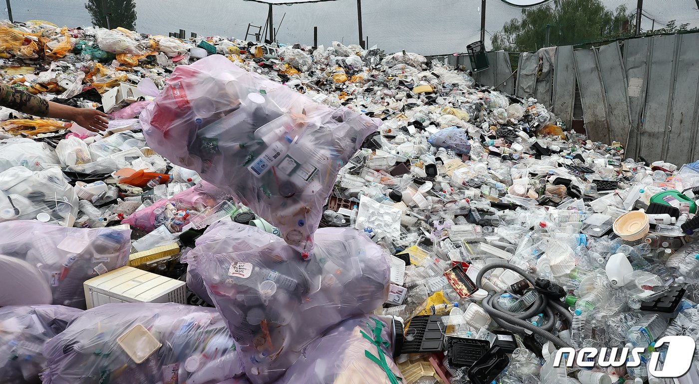 본문 이미지 - 추석 연휴 마지막 날이자 개천절인 3일 서울의 한 재활용 센터에 연휴 기간 배출된 생활폐기물이 쌓여있다. 2023.10.3/뉴스1 ⓒ News1 김진환 기자