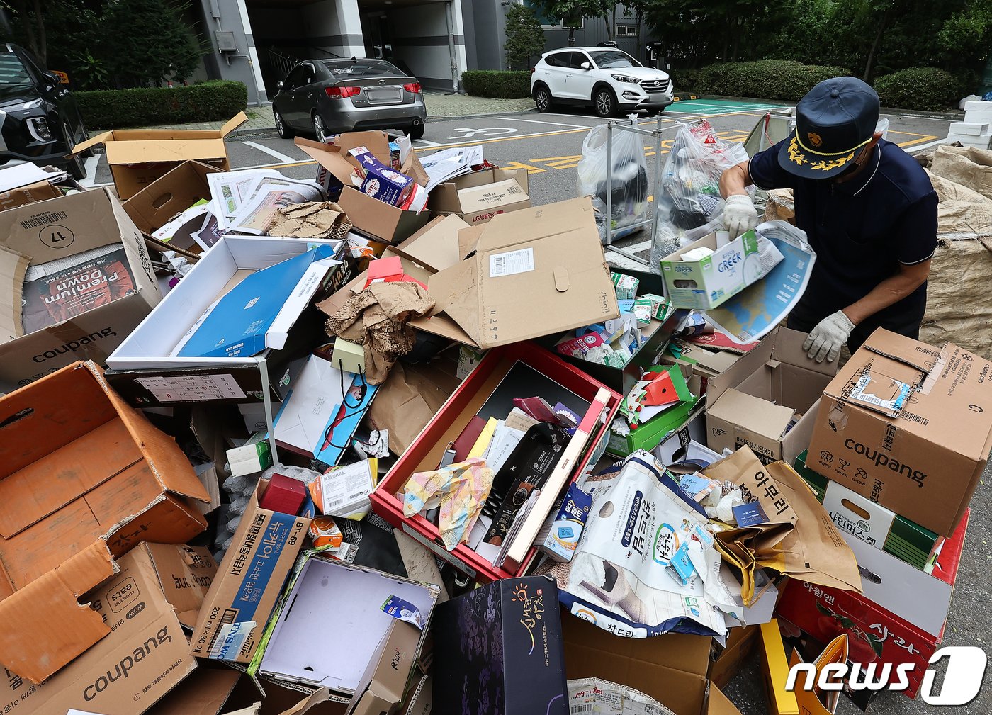 본문 이미지 - 추석 연휴 마지막 날이자 개천절인 3일 서울 시내 한 아파트 단지 내 분리수거장에서 경비원이 연휴 기간 배출된 재활용 쓰레기를 정리하고 있다. 2023.10.3/뉴스1 ⓒ News1 김진환 기자