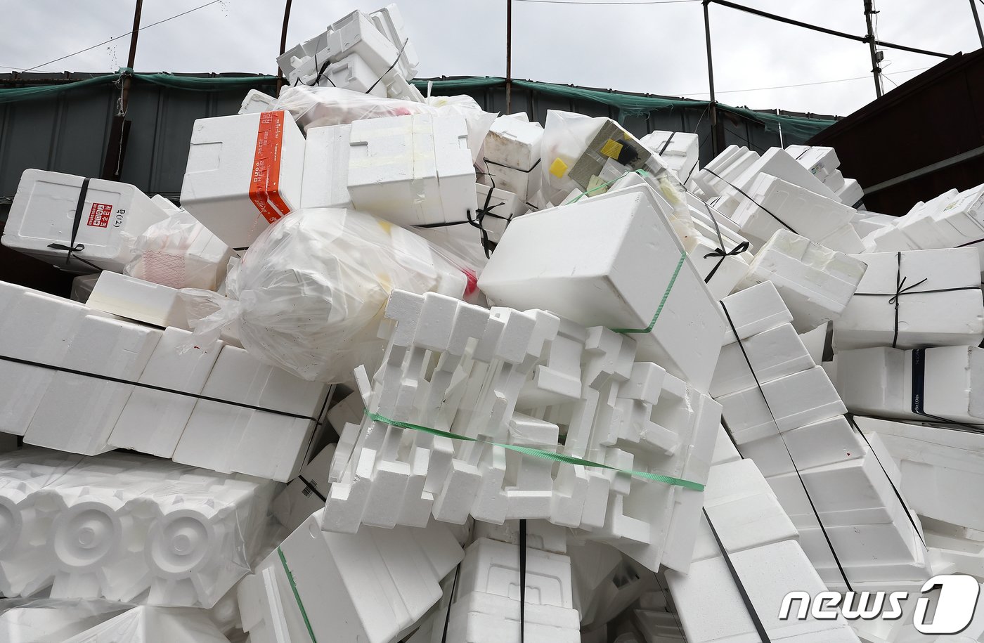 본문 이미지 - 추석 연휴 마지막 날이자 개천절인 3일 서울의 한 재활용 센터에 연휴 기간 배출된 스티로폼 등이 쌓여있다. 2023.10.3/뉴스1 ⓒ News1 김진환 기자