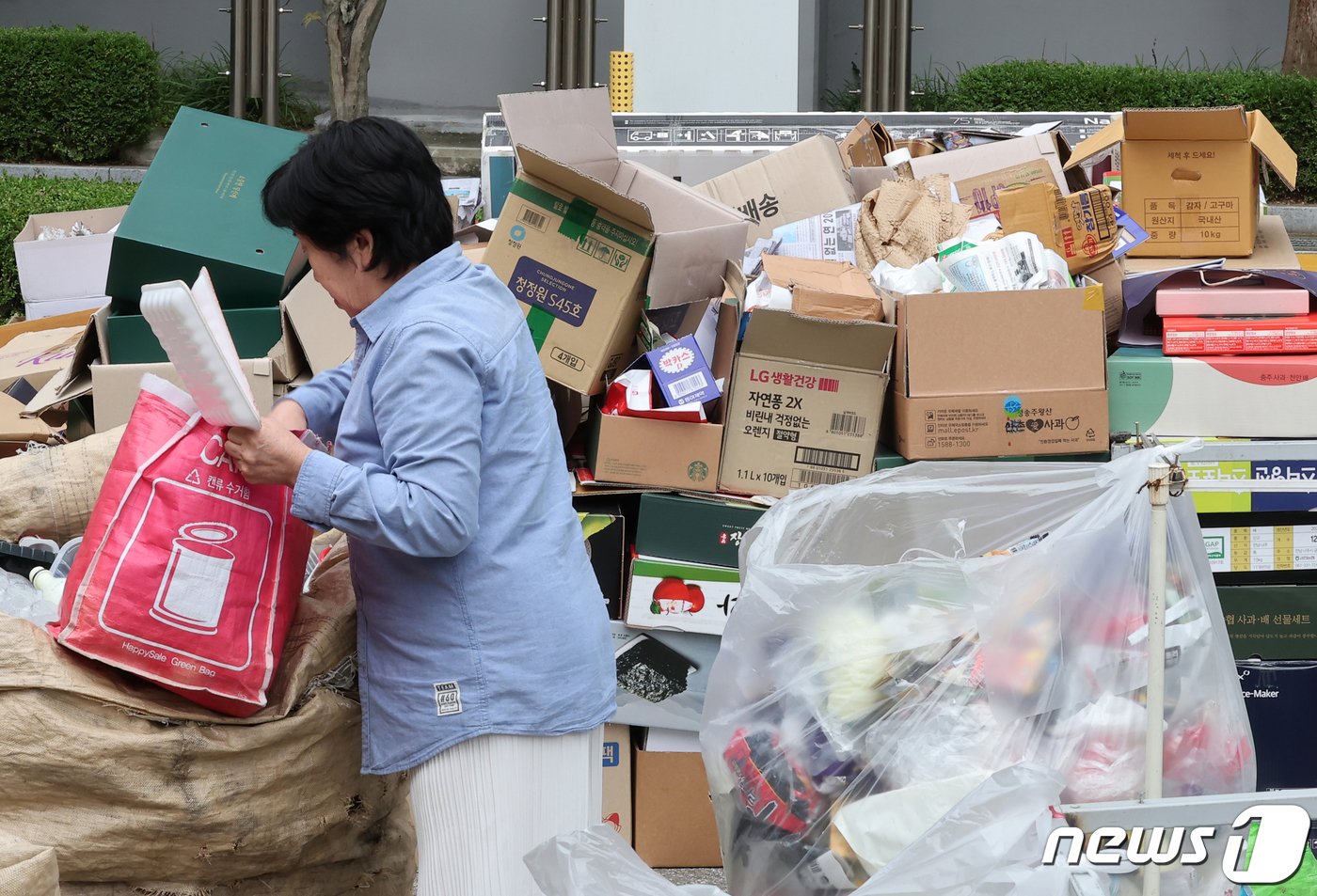 본문 이미지 - 추석 연휴 마지막 날이자 개천절인 3일 서울 시내 한 아파트 단지 내 분리수거장에서 시민들이 연휴 기간 사용한 재활용 쓰레기를 분리배출하고 있다. 2023.10.3/뉴스1 ⓒ News1 김진환 기자