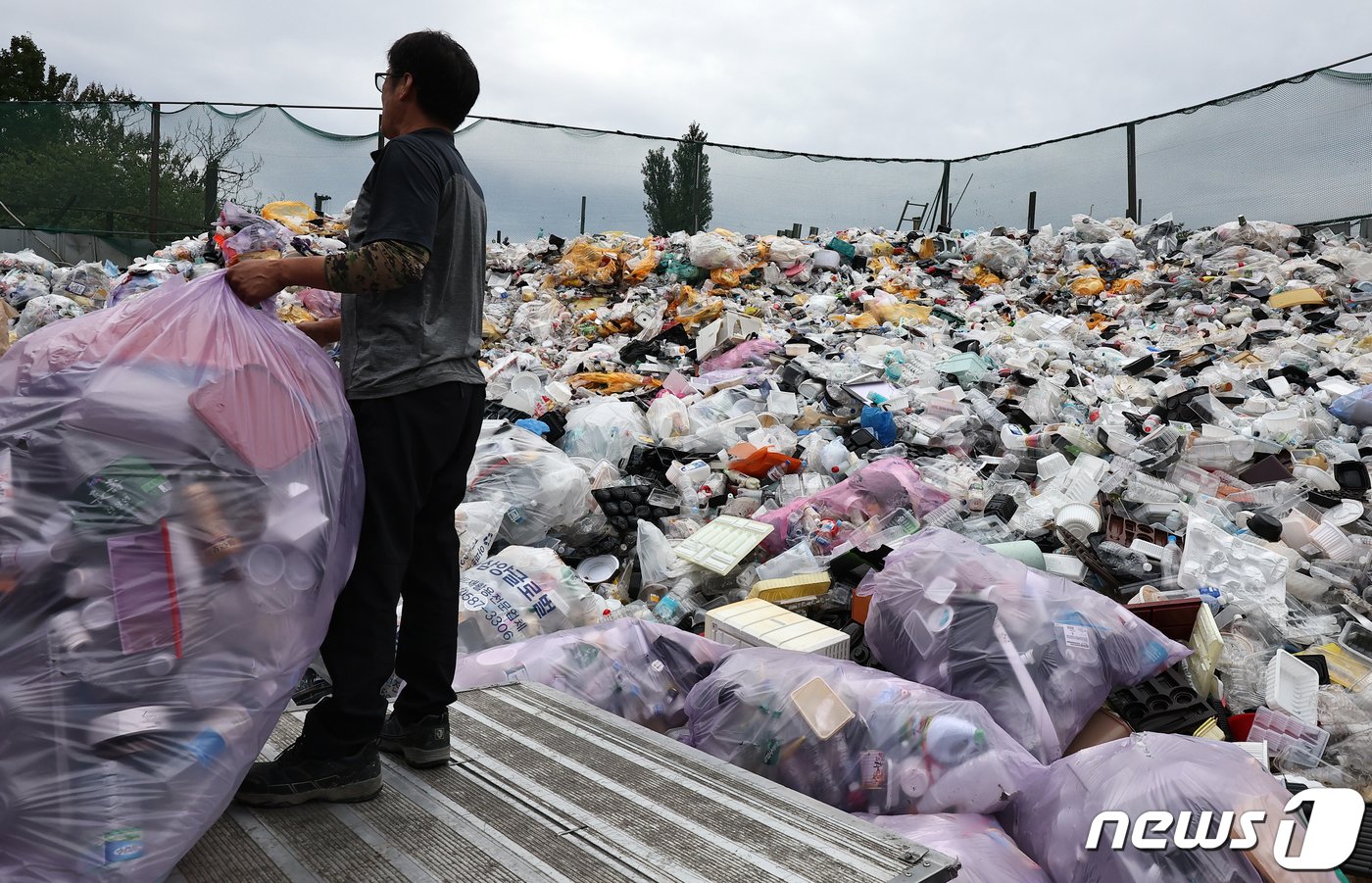 본문 이미지 - 추석 연휴 마지막 날이자 개천절인 3일 서울의 한 재활용 센터에 연휴 기간 배출된 생활폐기물이 쌓여있다. 2023.10.3/뉴스1 ⓒ News1 김진환 기자