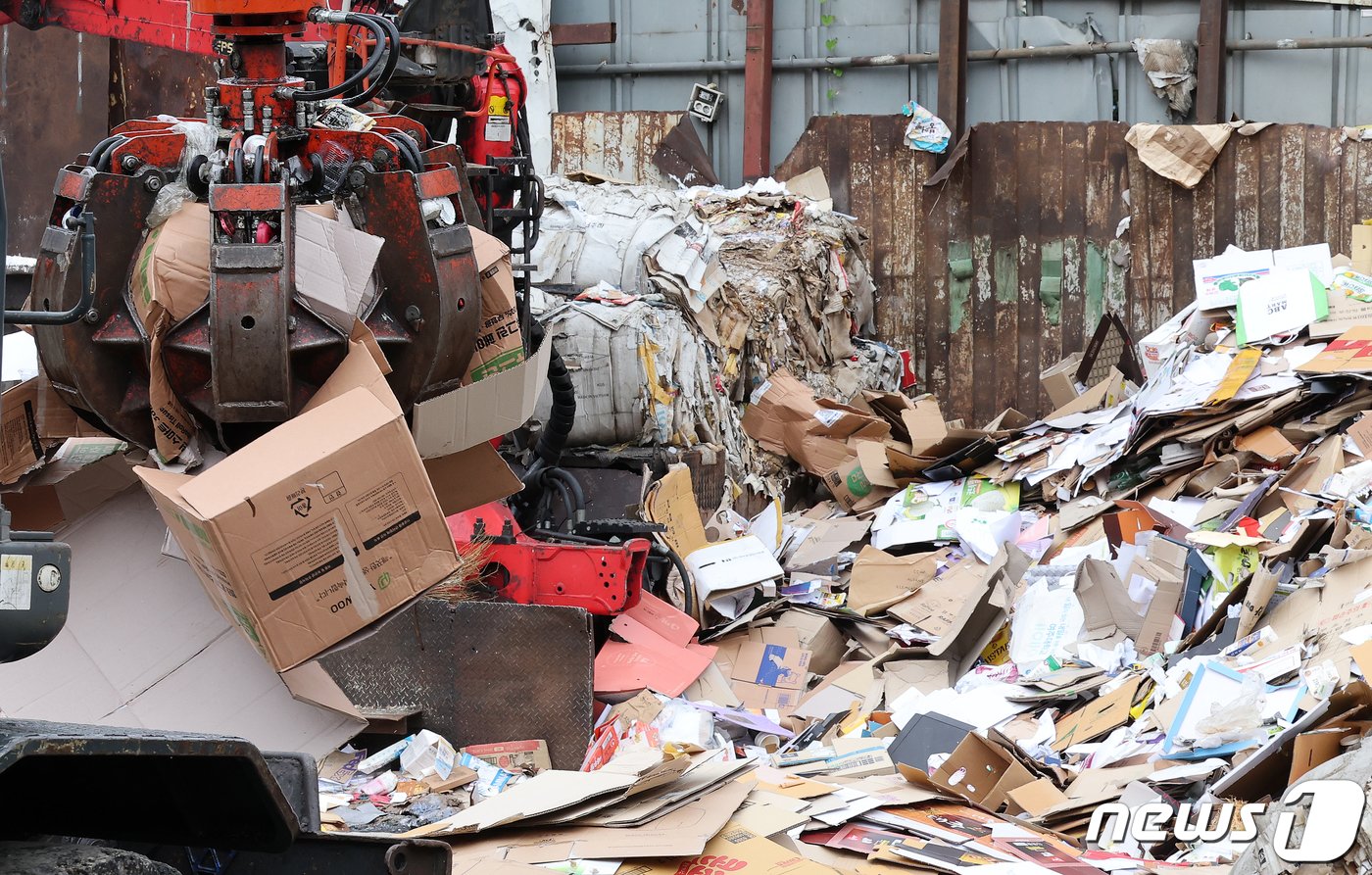 본문 이미지 - 추석 연휴 마지막 날이자 개천절인 3일 서울의 한 재활용센터 쓰레기 선별장에서 포크레인을 이용한 쓰레기 분류작업이 진행되고 있다. 2023.10.3/뉴스1 ⓒ News1 김진환 기자
