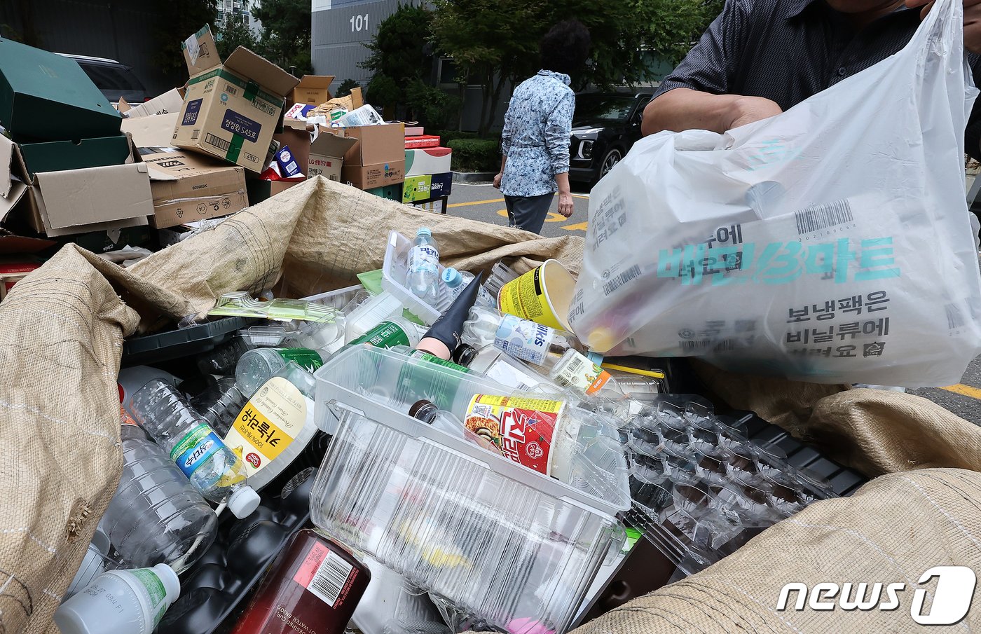 추석 연휴 마지막 날이자 개천절인 3일 서울 시내 한 아파트 단지 내 분리수거장에서 시민들이 연휴 기간 사용한 재활용 쓰레기를 분리배출하고 있다. 2023.10.3/뉴스1 ⓒ News1 김진환 기자