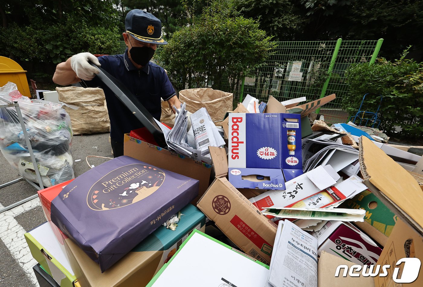 본문 이미지 - 추석 연휴 마지막 날이자 개천절인 3일 서울 시내 한 아파트 단지 내 분리수거장에서 경비원이 연휴 기간 배출된 재활용 쓰레기를 정리하고 있다. 2023.10.3/뉴스1 ⓒ News1 김진환 기자
