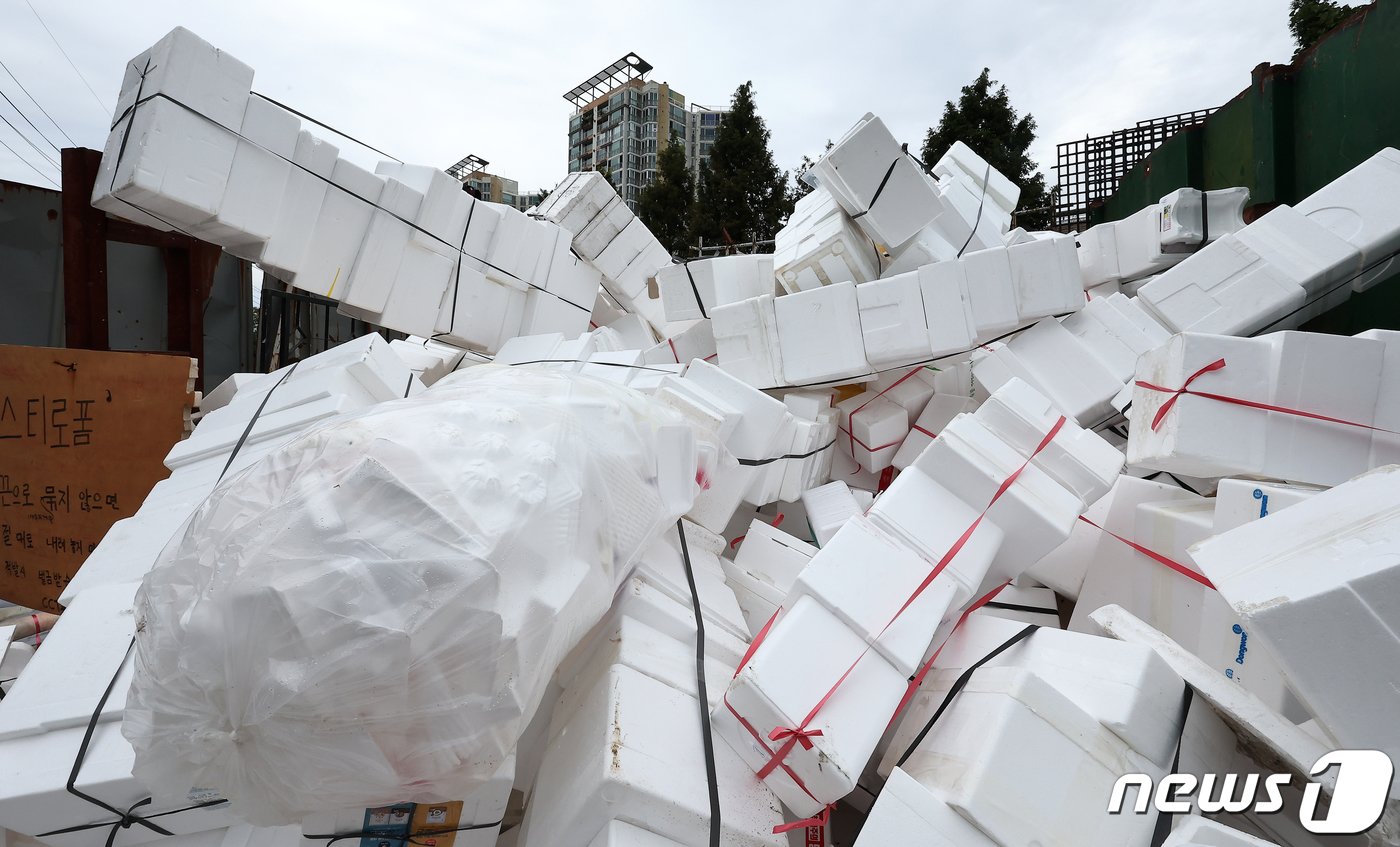 본문 이미지 - 추석 연휴 마지막 날이자 개천절인 3일 서울의 한 재활용 센터에 연휴 기간 배출된 스티로폼 등이 쌓여있다. 2023.10.3/뉴스1 ⓒ News1 김진환 기자