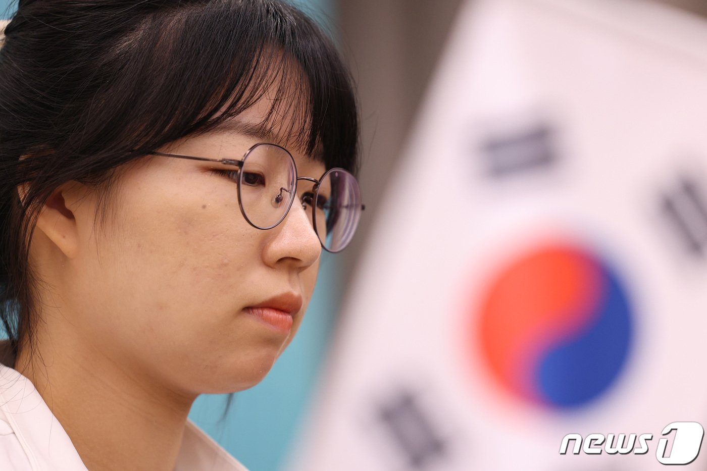 본문 이미지 - 최정 9단이 3일 중국 항저우 치위안 체스홀에서 열린 제19회 항저우 아시안게임 바둑 여자 단체전 결승에서 중국 리허와 대국하고 있다. 2023.10.3/뉴스1 ⓒ News1 신웅수 기자