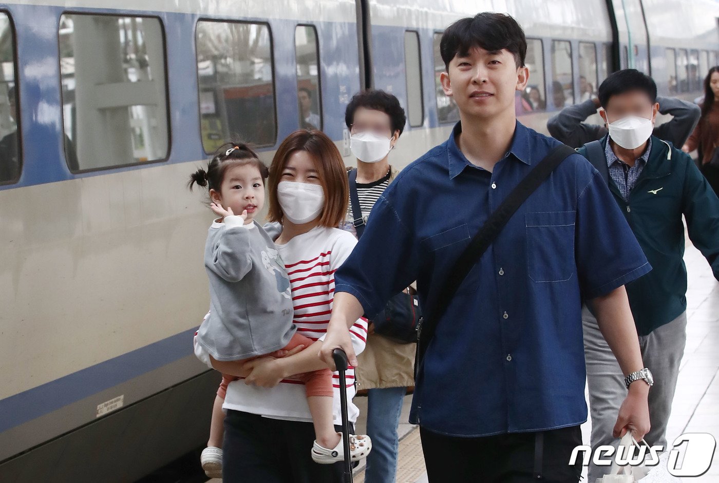 본문 이미지 - 추석연휴 마지막 날인 3일 서울역에서 고향을 다녀온 한 가족이 발걸음을 옮기고 있다. 2023.10.3/뉴스1 ⓒ News1 박세연 기자