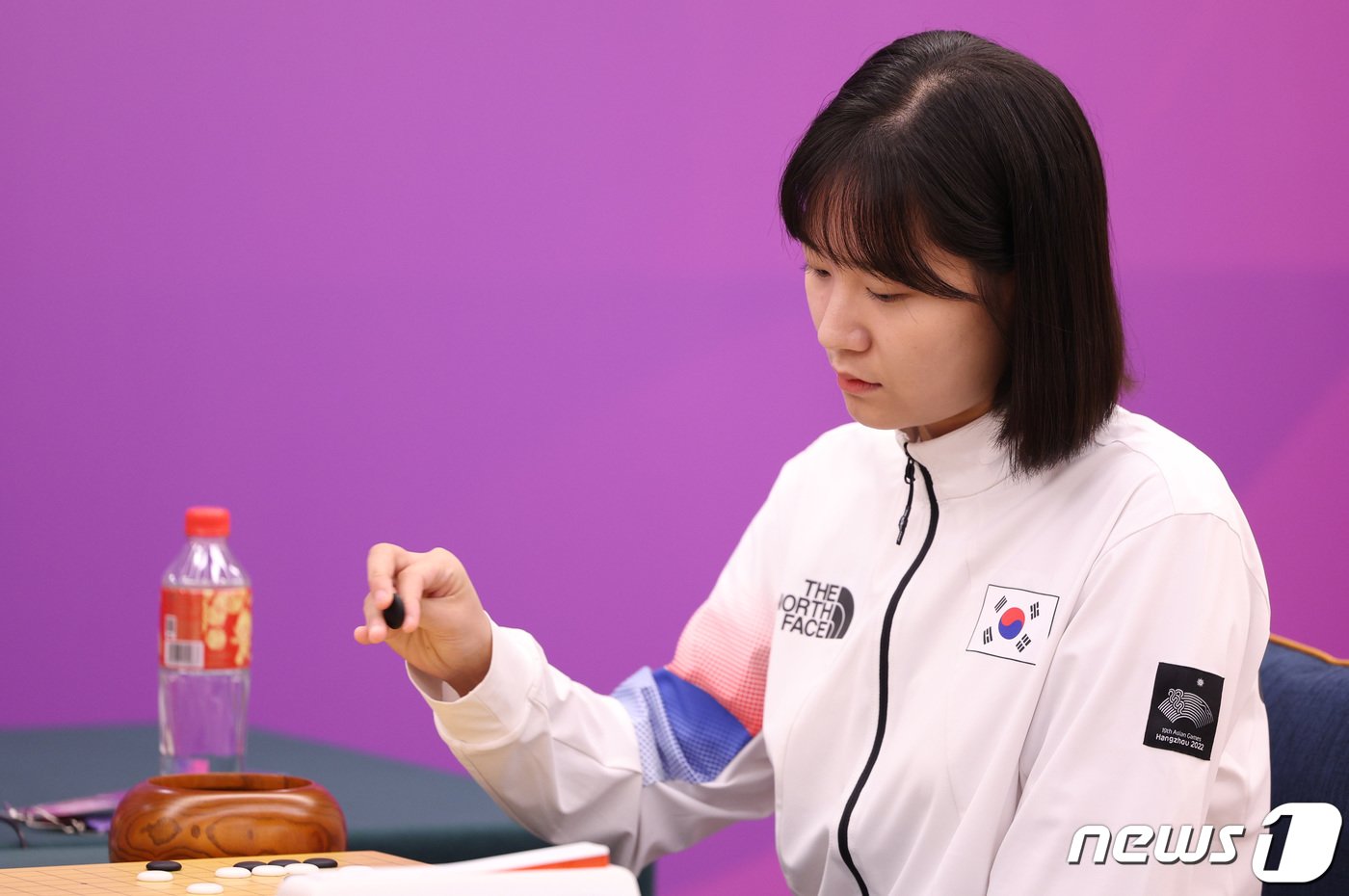 본문 이미지 - 오유진 9단이 3일 중국 항저우 치위안 체스홀에서 열린 제19회 항저우 아시안게임 바둑 여자 단체전 결승에서 중국 위즈잉과 대국하고 있다. 2023.10.3/뉴스1 ⓒ News1 신웅수 기자