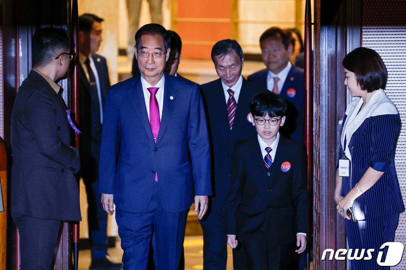 (서울=뉴스1) 안은나 기자 = 한덕수 국무총리와 '한국사 천재' 정하랑 어린이가 3일 서울 종로구 세종문화회관에서 열린 제4355주년 개천절 경축식에 입장하고 있다. 2023.1 …