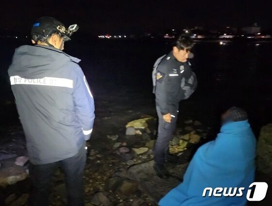 3일 오전 충남 보령 신흑동 대천항 남서방 해상에서 선박을 이용해 밀입국을 시도한 중국인들이 해경 등 관계 당국에 붙잡혔다. (보령해양경찰서 제공)2023.10.3/뉴스1 © News1 박아론 기자
