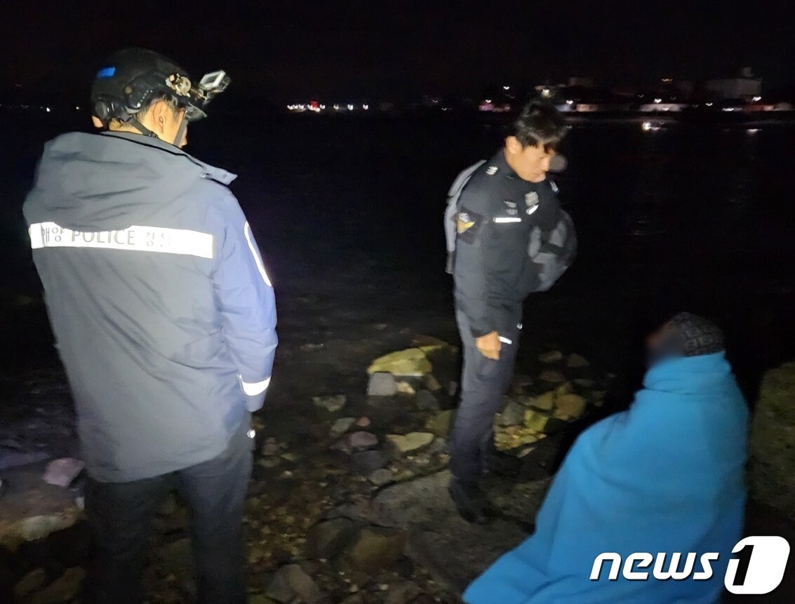 본문 이미지 - 3일 오전 충남 보령 신흑동 대천항 남서방 해상에서 선박을 이용해 밀입국을 시도한 중국인들이 해경 등 관계 당국에 붙잡혔다. (보령해양경찰서 제공)2023.10.3/뉴스1 ⓒ News1 박아론 기자