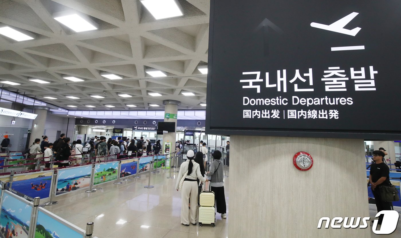 본문 이미지 - 추석 연휴 마지막날인 3일 오전 제주국제공항 국내선 출발장이 귀경객과 관광객들로 붐비고 있다. 2023.10.3/뉴스1 ⓒ News1 오현지 기자