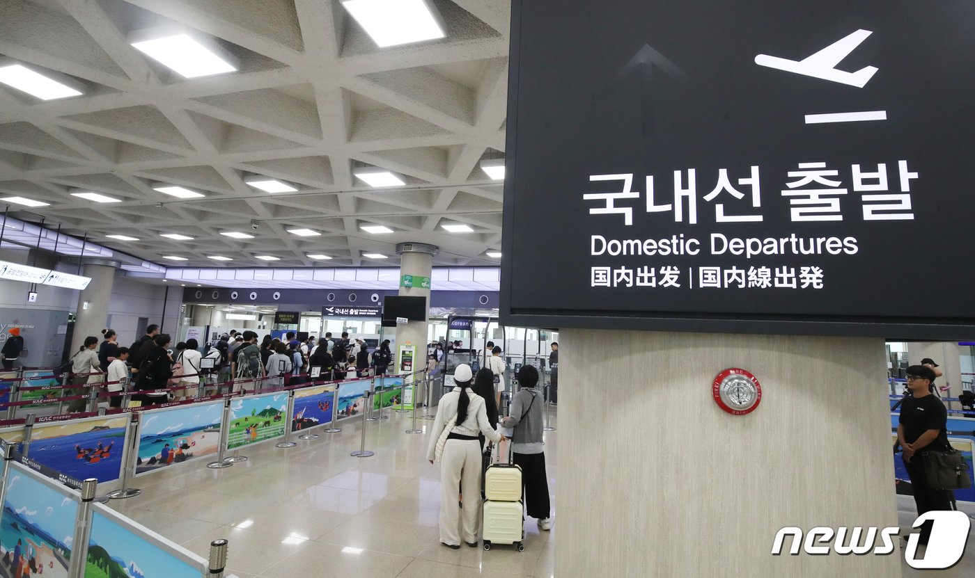 추석 연휴 마지막날인 3일 오전 제주국제공항 국내선 출발장이 귀경객과 관광객들로 붐비고 있다. 2023.10.3/뉴스1 ⓒ News1 오현지 기자