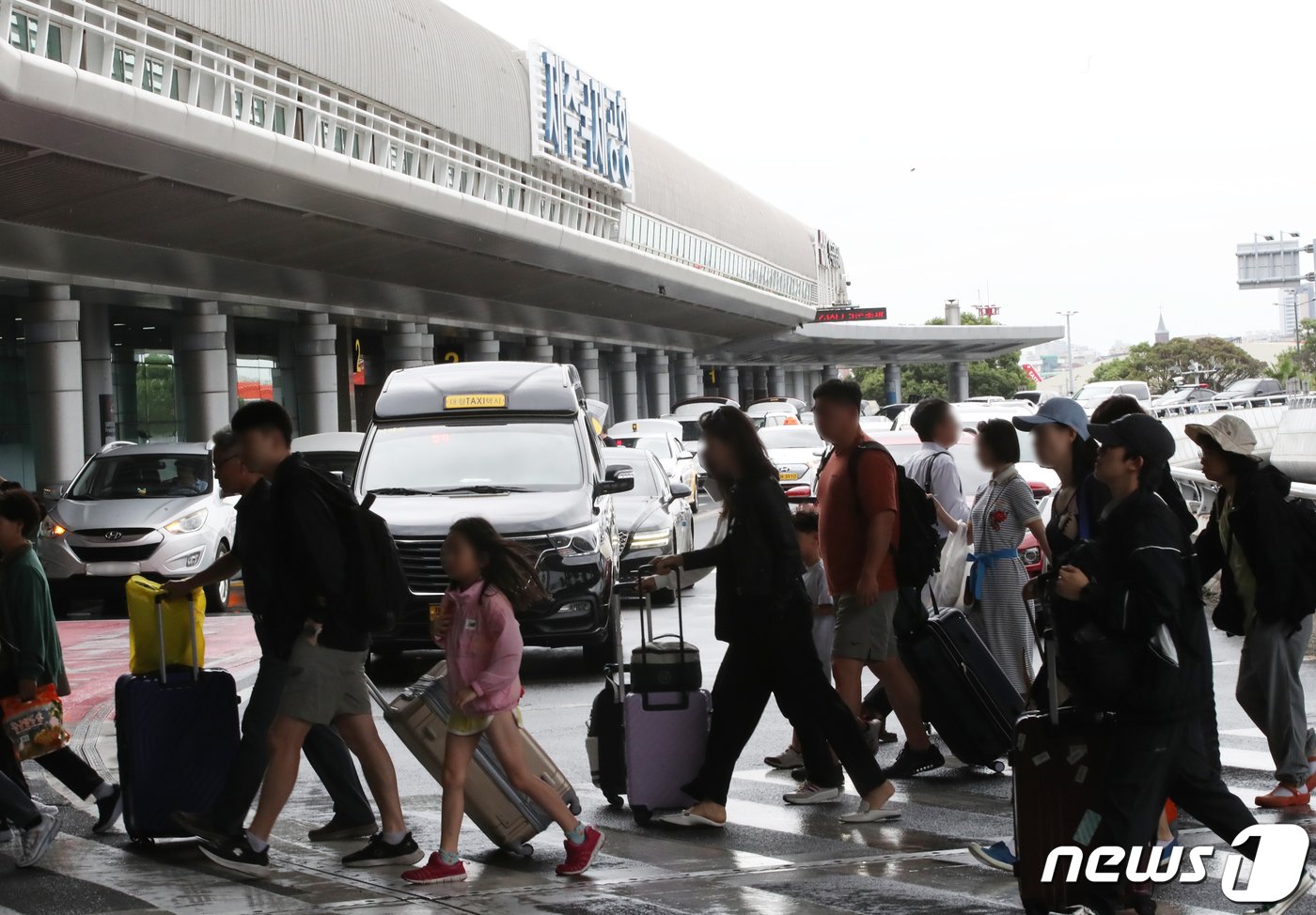 추석 연휴 마지막날인 3일 오전 제주국제공항에서 귀경객과 관광객들이 국내선 출발장으로 향하고 있다. 2023.10.3/뉴스1 ⓒ News1 오현지 기자