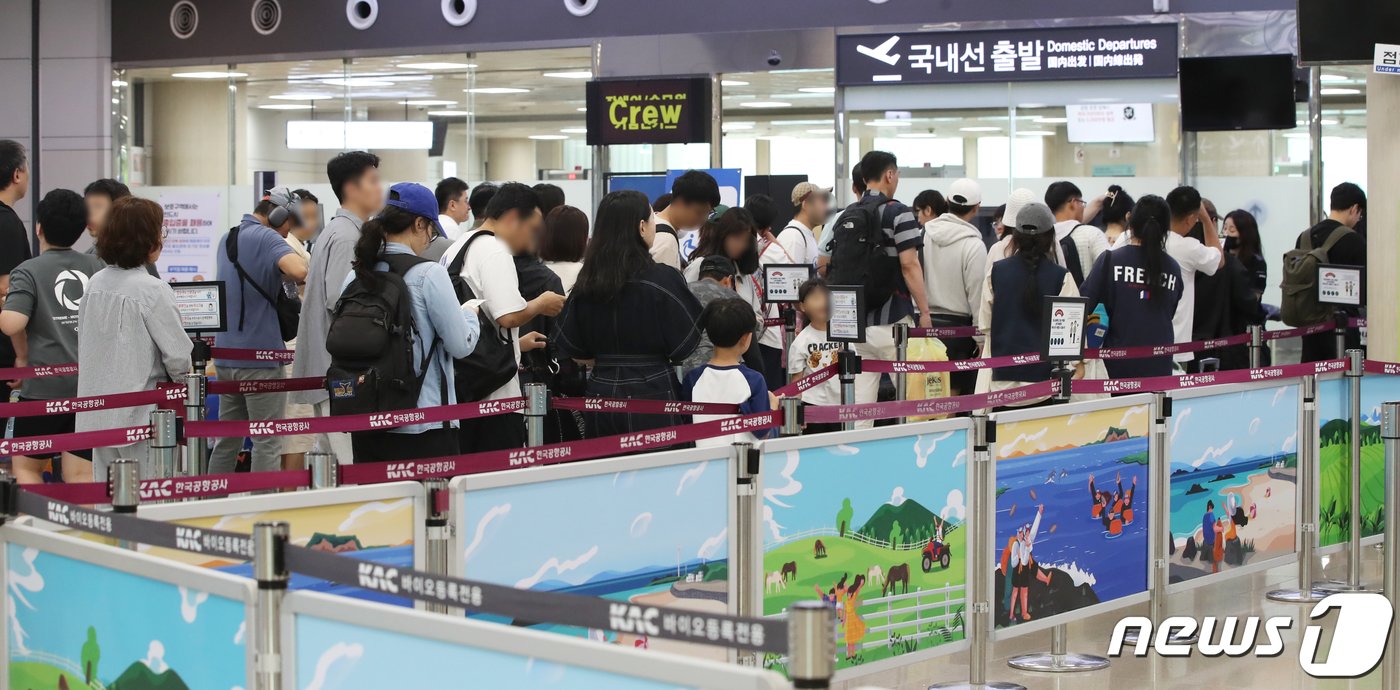 본문 이미지 - 추석 연휴 마지막날인 3일 오전 제주국제공항 국내선 출발장이 귀경객과 관광객들로 붐비고 있다. 2023.10.3/뉴스1 ⓒ News1 오현지 기자