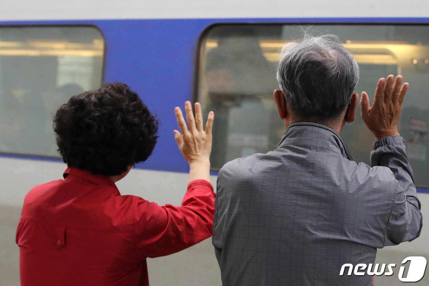 본문 이미지 - 추석 연휴 마지막 날인 3일 오전 대구 동대구역에서 할아버지 할머니가 명절을 보내고 귀경하는 손주를 향해 손을 흔들며 배웅하고 있다. 2023.10.3/뉴스1 ⓒ News1 공정식 기자