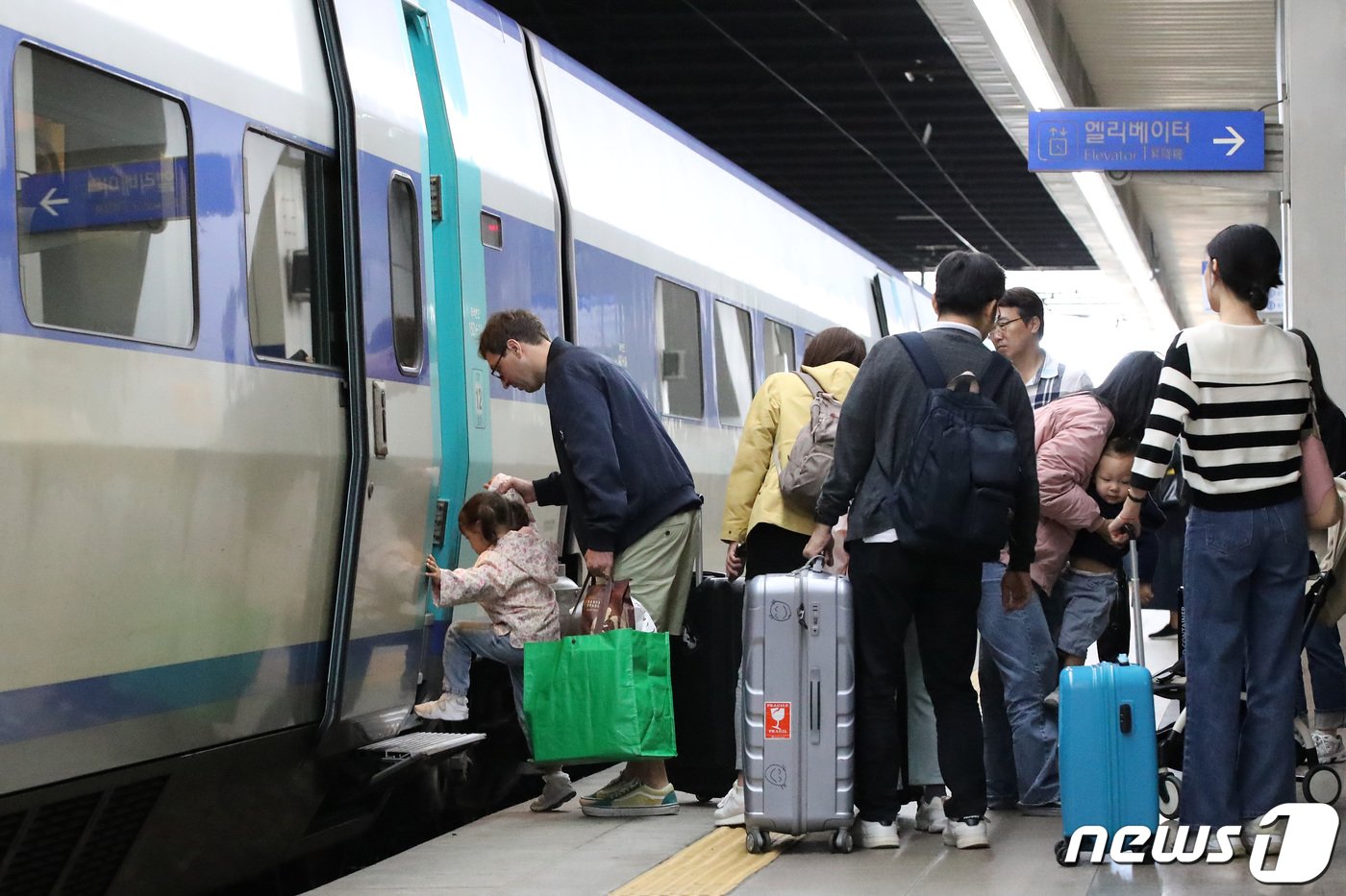 본문 이미지 - 추석 연휴 마지막 날인 3일 오전 대구 동대구역에서 명절을 보내고 귀경하는 시민들이 열차에 오르고 있다. 2023.10.3/뉴스1 ⓒ News1 공정식 기자