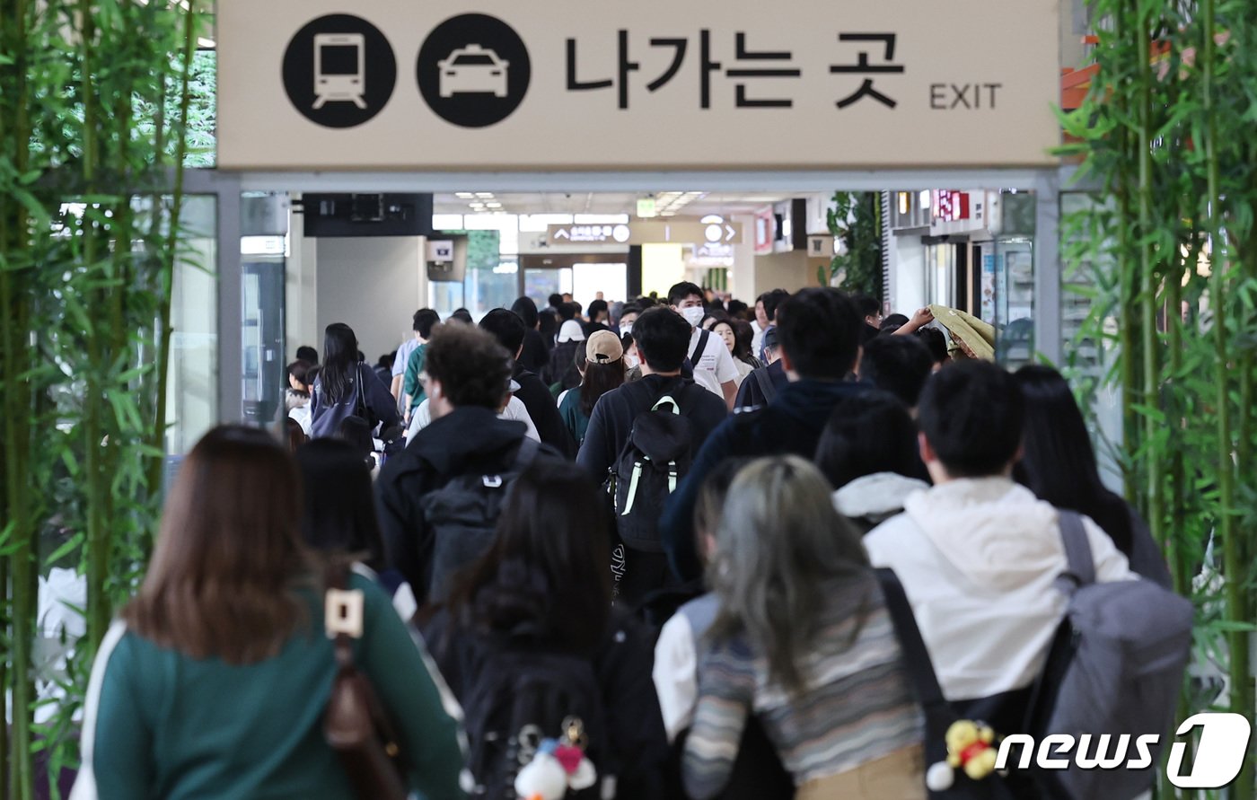 본문 이미지 - 연휴 마지막날인 3일 서울 서초구 고속버스터미널이 귀경객들로 북적이고 있다. 2023.10.3/뉴스1 ⓒ News1 박지혜 기자