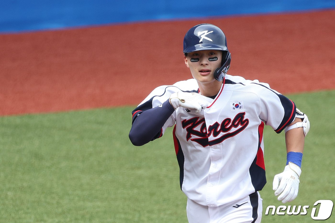 본문 이미지 - 3일 중국 항저우 인근 사오싱 야구 스포츠 문화센터에서 열린 2022 항저우 아시안게임 야구 본선 B조 2차전 대한민국과 태국의 경기 2회말 2사 주자 없는 상황에서 윤동희가 홈런을 친 후 베이스를 돌고 있다. 2023.10.3/뉴스1 ⓒ News1 신웅수 기자