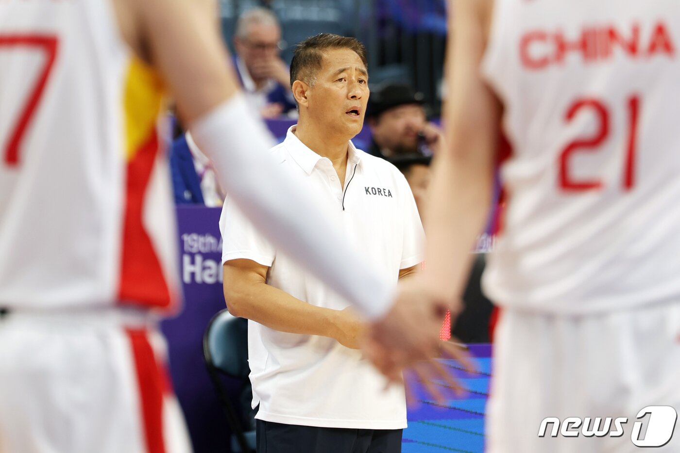 본문 이미지 - 3일 오후 중국 항저우 올림픽 스포츠센터 김나지움에서 열린 2022 항저우 아시안게임 남자 농구 8강전 대한민국과 중국의 경기에서 대한민국 추일승 감독이 어두운 표정을 짓고 있다. 2023.10.3/뉴스1 ⓒ News1 민경석 기자