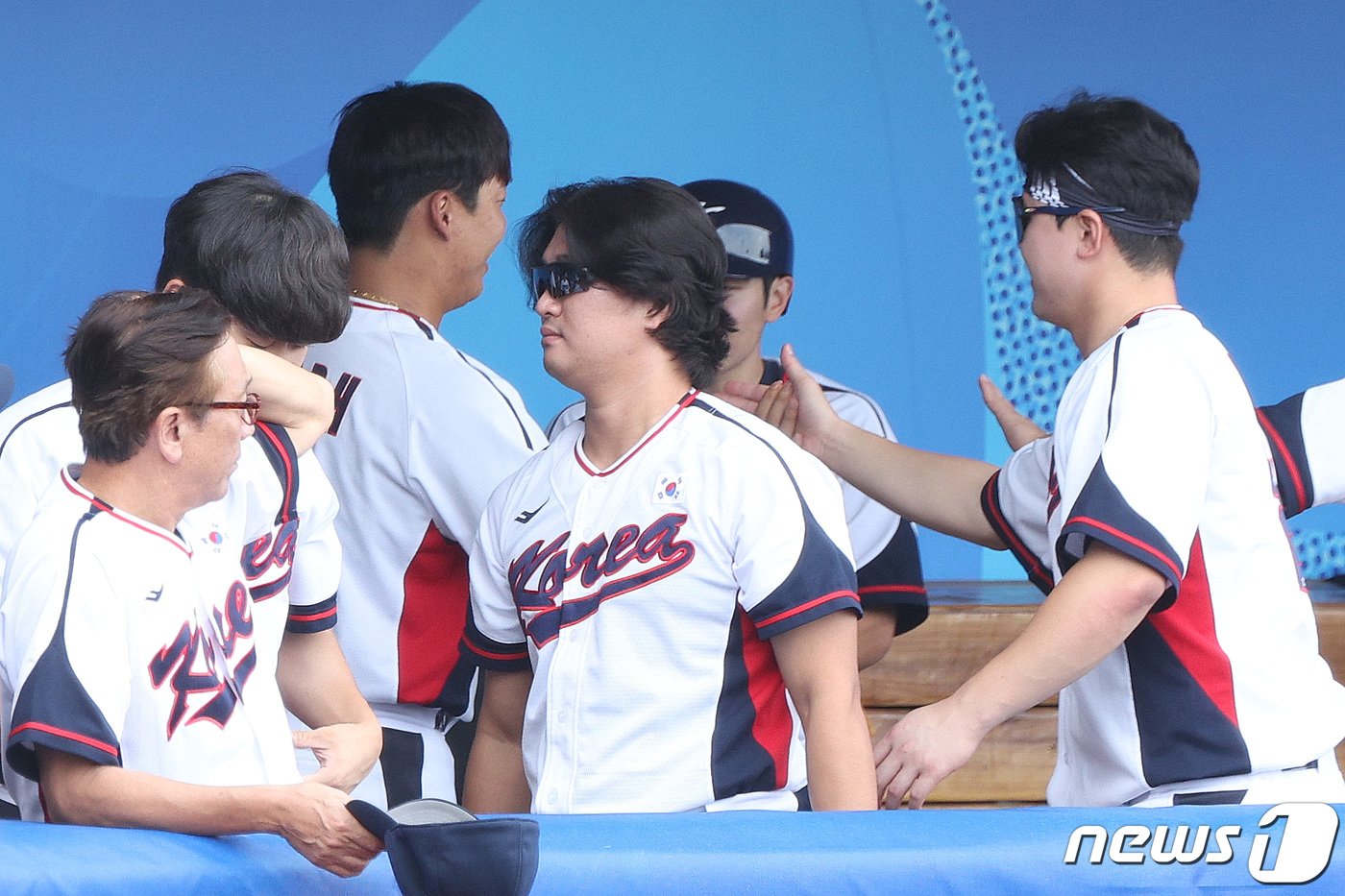 본문 이미지 - 3일 중국 항저우 인근 사오싱 야구 스포츠 문화센터에서 열린 2022 항저우 아시안게임 야구 본선 B조 2차전 대한민국과 태국의 경기 4회말 무사 1, 2루 상황에서 태국 수비 실책으로 홈인한 강백호가 선수들과 기쁨을 나누고 있다. 2023.10.3/뉴스1 ⓒ News1 신웅수 기자