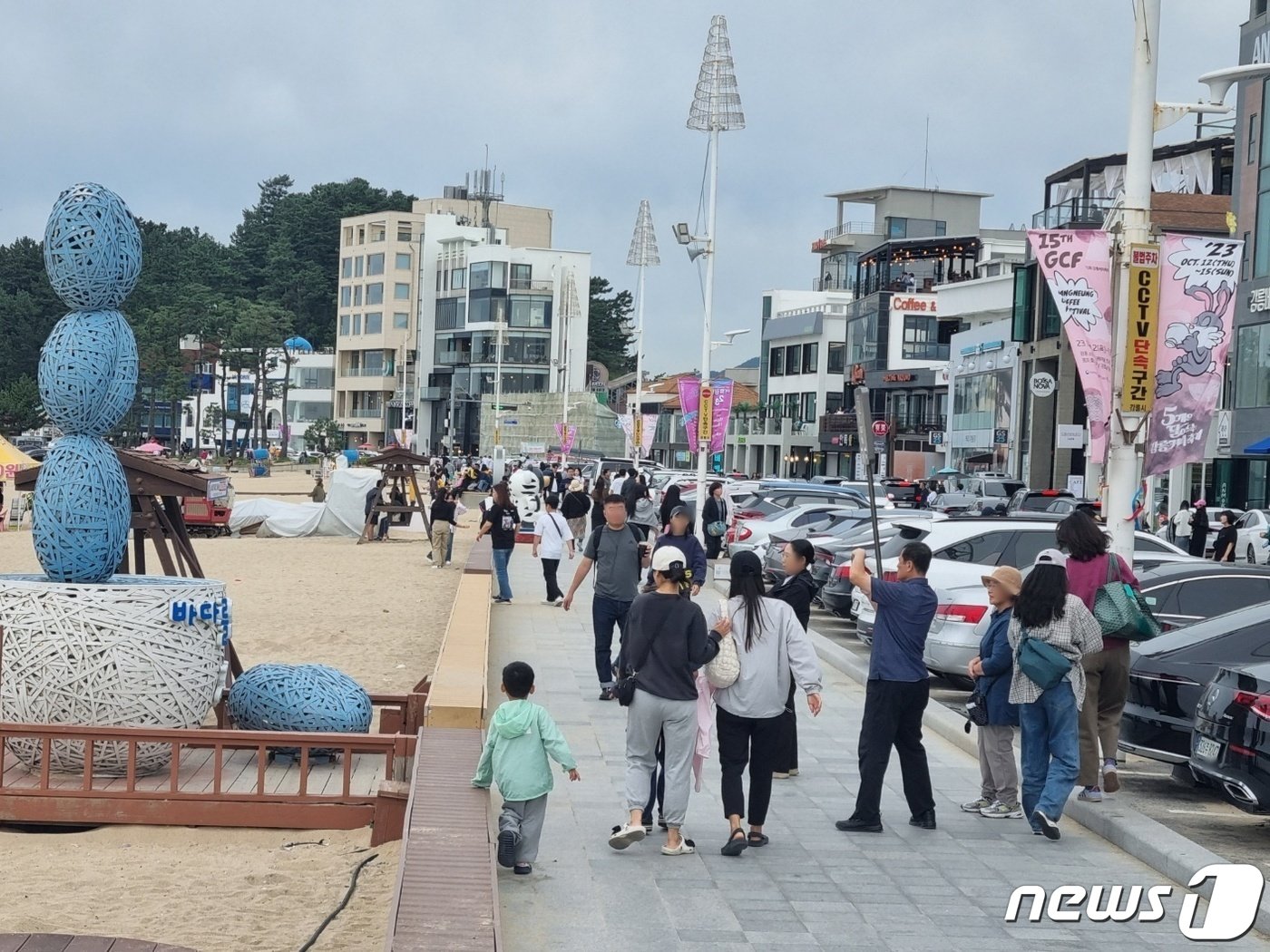 개천절이자 추석 연휴 마지막날인 3일 강원 강릉 안목커피거리를 찾은 관광객들이 연휴를 즐기고 있다. 2023.10.3/뉴스1 윤왕근 기자