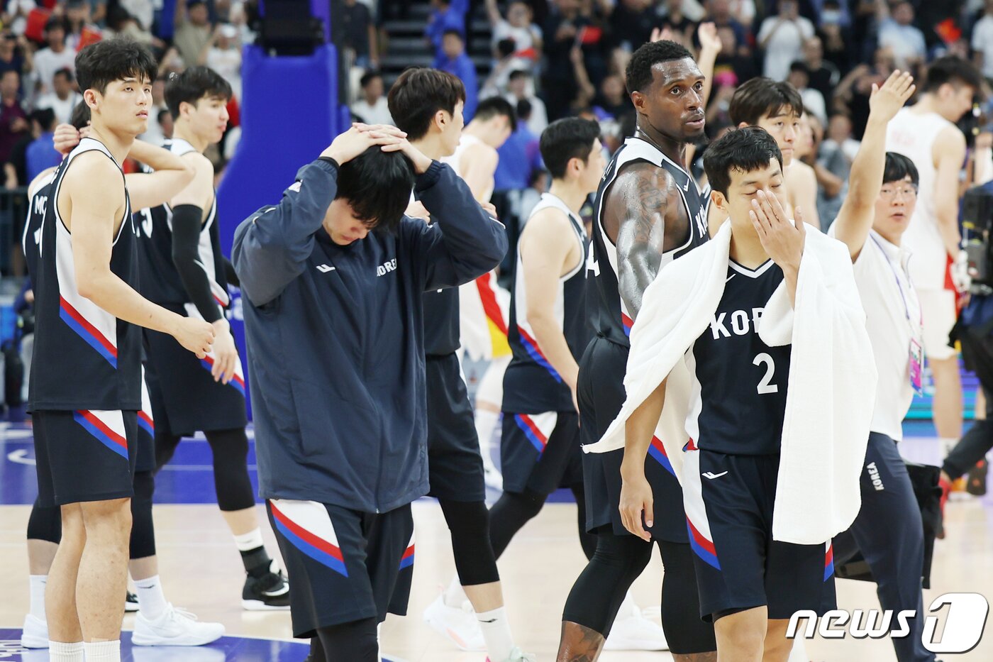본문 이미지 - 중국과 남자 농구 8강전에서 진 한국 선수들이 아쉬움을 감추지 못하고 있다. 2023.10.3/뉴스1 ⓒ News1 민경석 기자