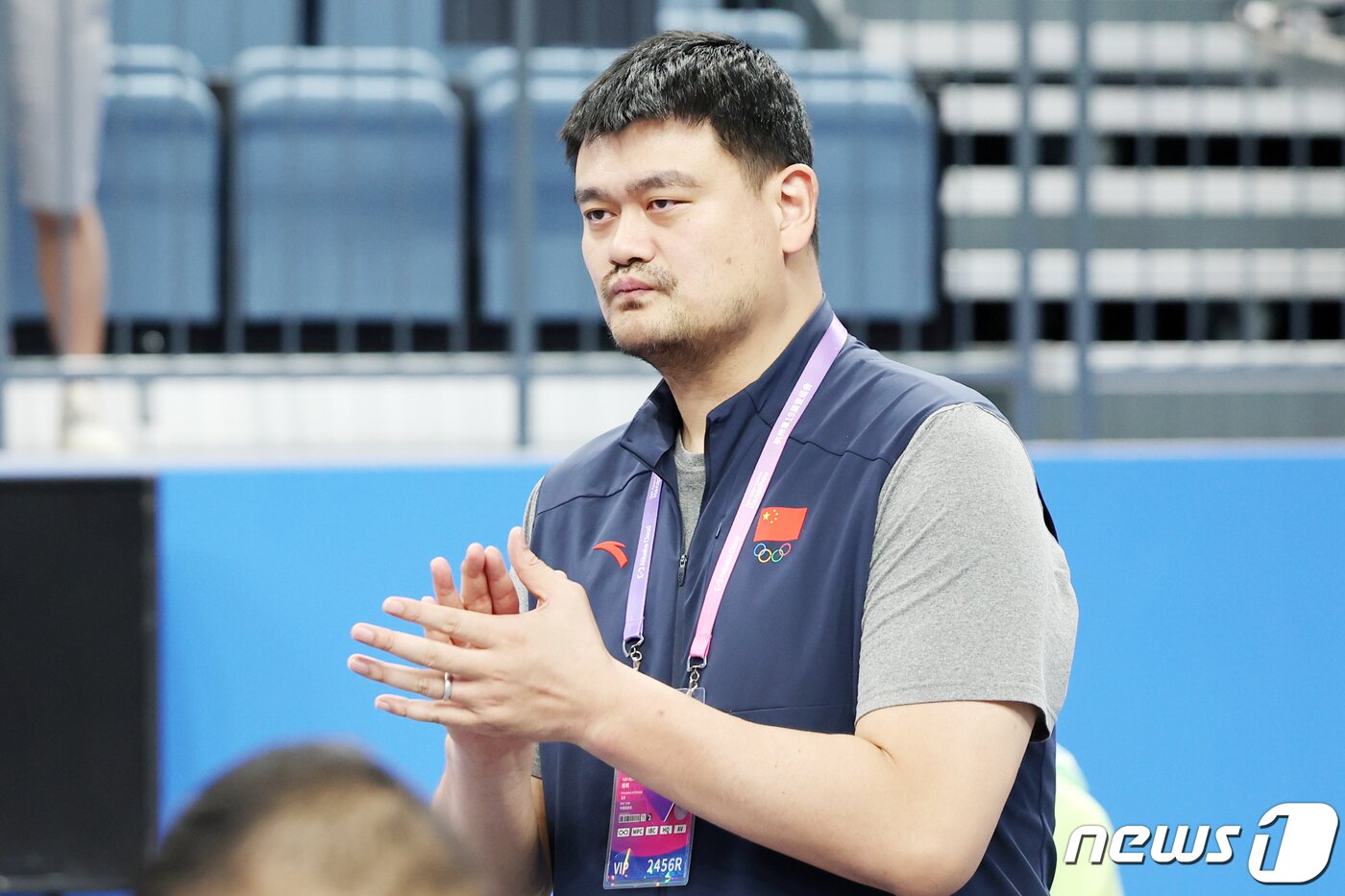 본문 이미지 - 미국 NBA에서 활약한 중국 농구계 스타 야오밍이 3일 오후 중국 항저우 올림픽 스포츠센터 김나지움에서 열린 2022 항저우 아시안게임 남자 농구 8강전 대한민국과 중국의 경기를 찾아 중국의 승리에 박수를 보내고 있다. 2023.10.3/뉴스1 ⓒ News1 민경석 기자