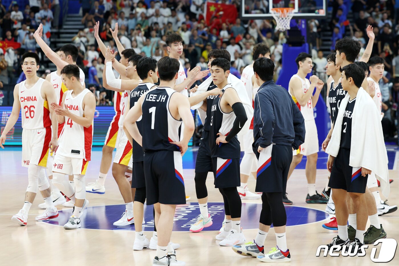 본문 이미지 - 중국과 남자 농구 8강전에서 진 한국 선수들이 아쉬움을 감추지 못하고 있다. 2023.10.3/뉴스1 ⓒ News1 민경석 기자
