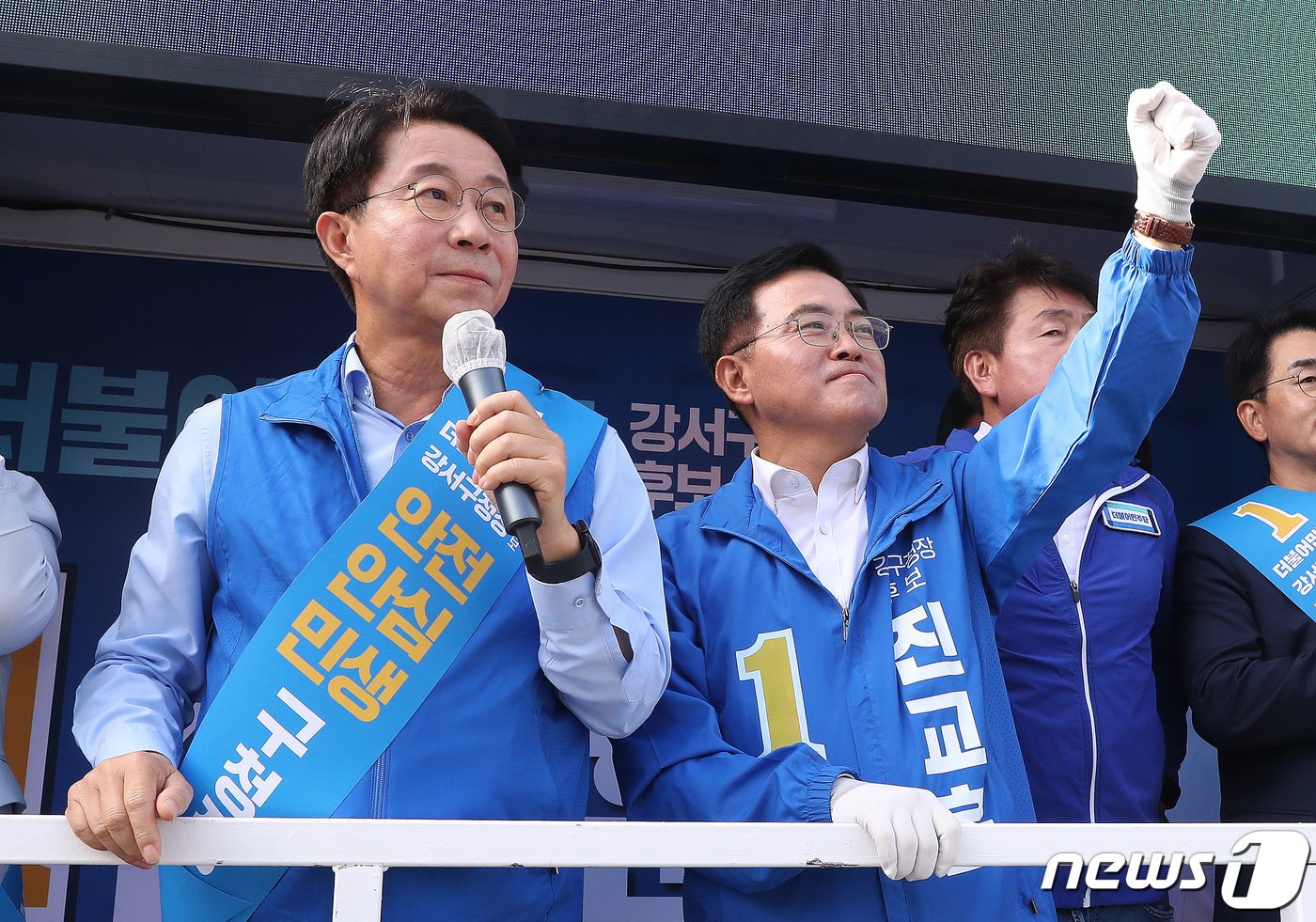 조정식 더불어민주당 사무총장이 3일 오후 서울 강서구 방화사거리 앞에서 진교훈 더불어민주당 강서구청장 보궐선거 후보와 함께 유세차량에 올라 유권자들의 지지를 호소하고 있다. 2023.10.3/뉴스1 ⓒ News1 임세영 기자